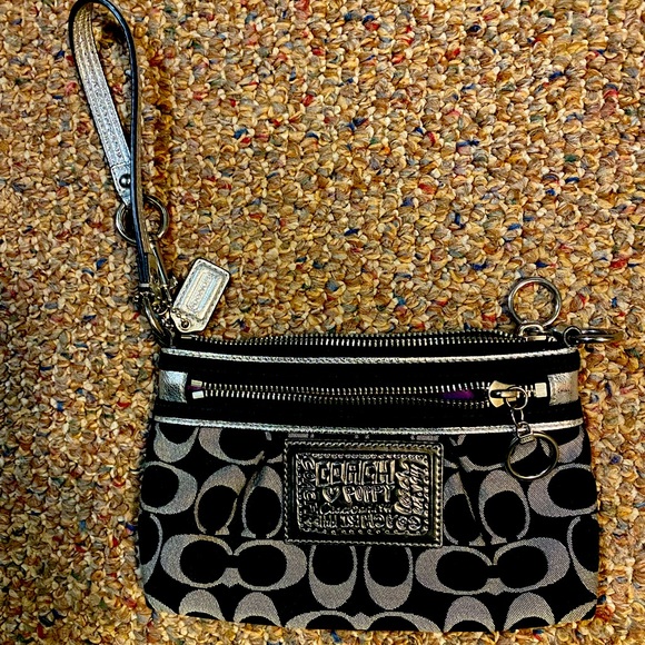 Coach.Poppy Black Wristlet - Picture 1 of 5